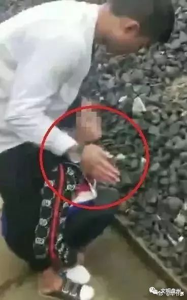 女子殴打他人跪地事件持续追踪报道进展曝光！