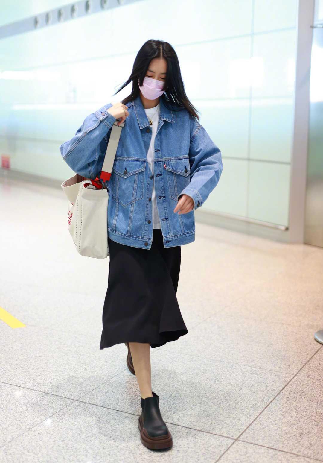 明星牛仔衣穿搭，一场内心平静的时尚之旅