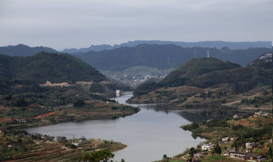 关坝镇凉风美景图，激励人心的成长画卷